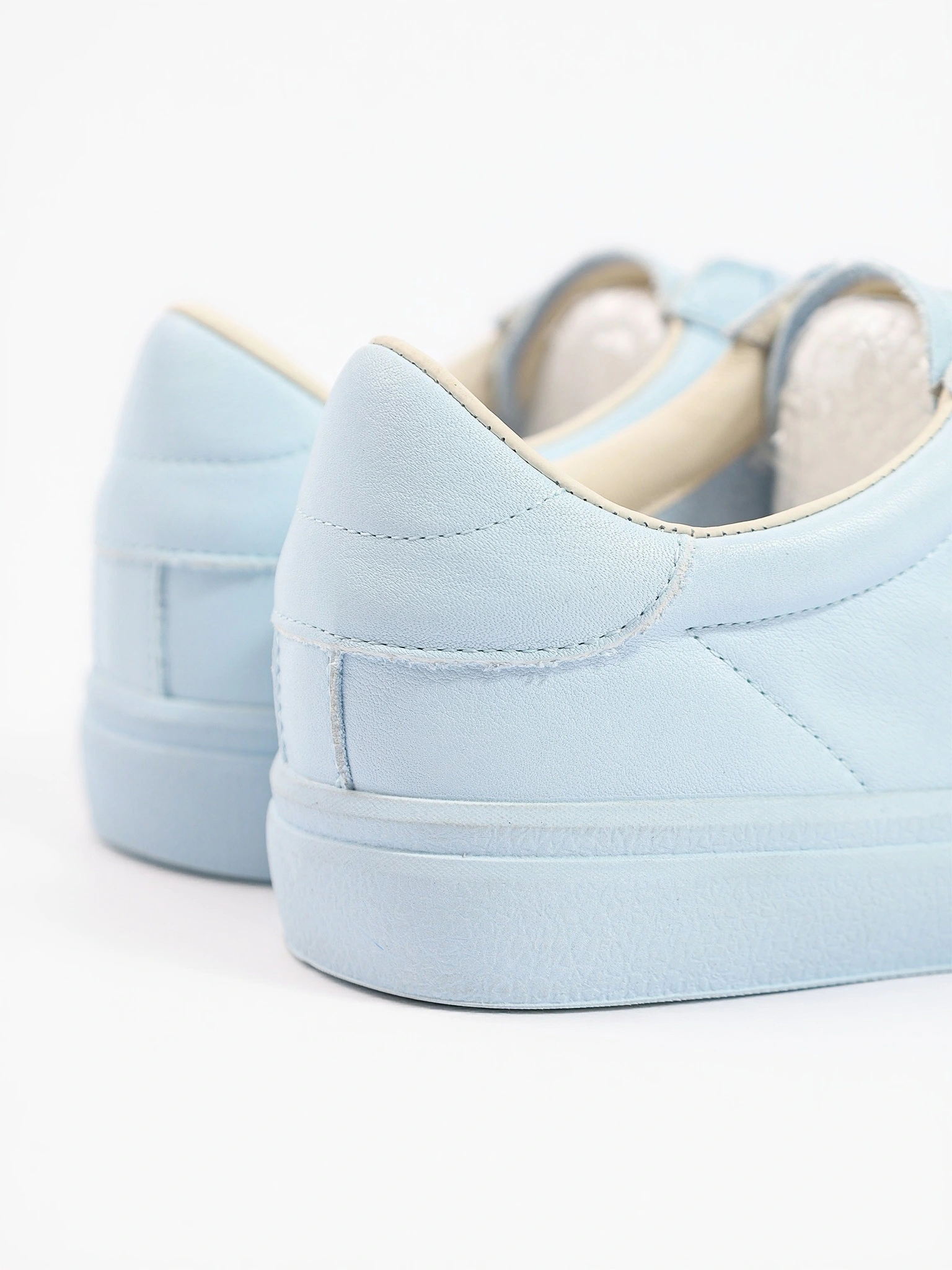 Кеды голубого цвета на низкой подошве